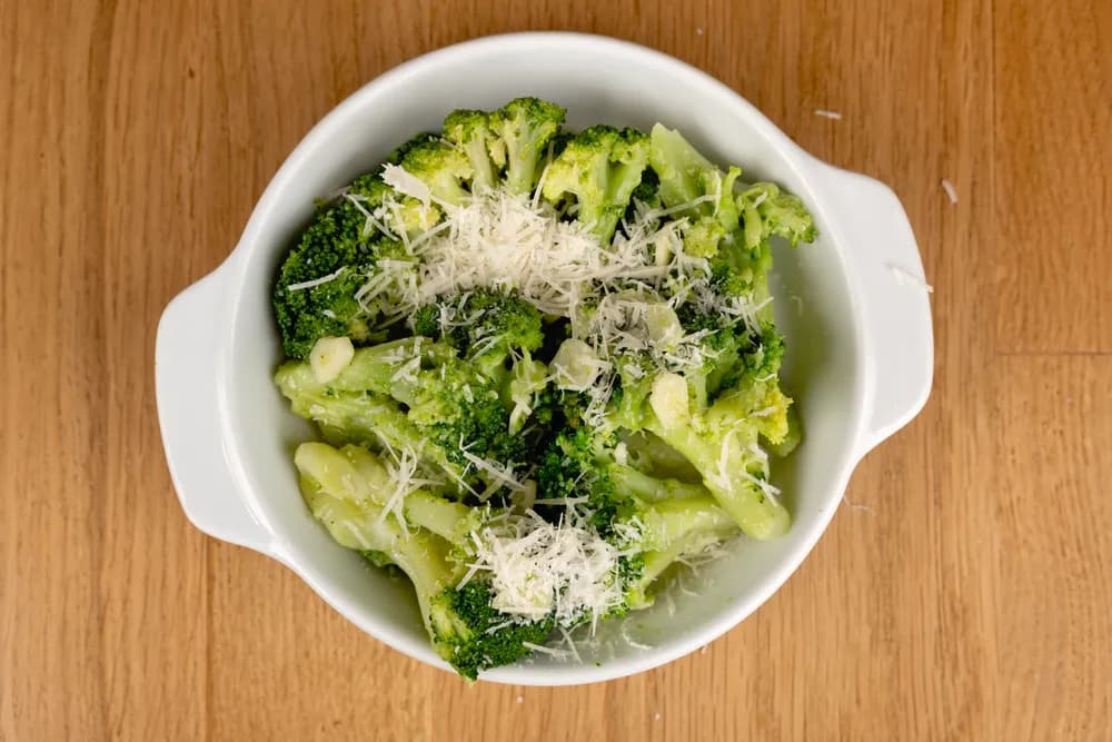 Broccoli cu unt și parmezan