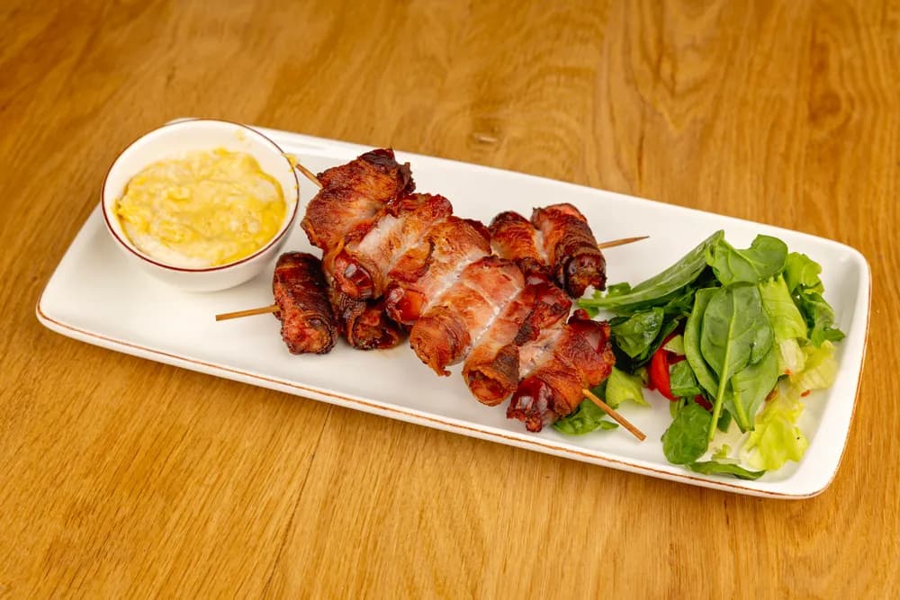 Cârnăciori în bacon