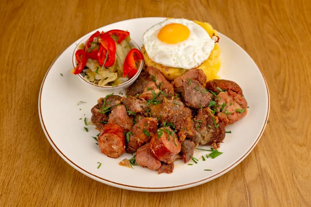 Carne la garniță cu mămăligă și murături asortate