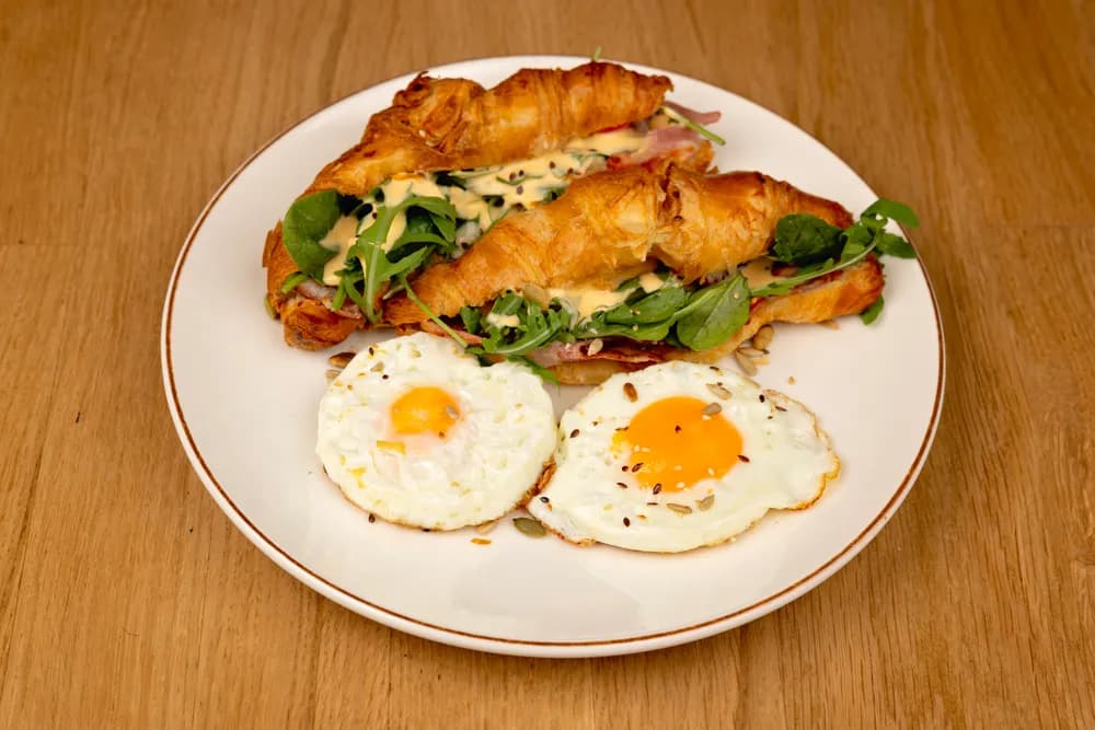 Croissant cu bacon & cheddar