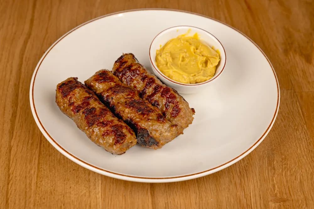 Mici XXL serviți cu muștar și pâinici Bastion
