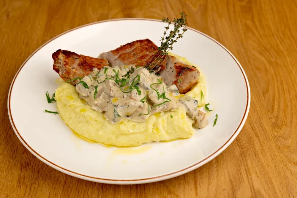 Mușchiuleț de porc gătit la sous-vide cu sos de hribi și piure de cartofi