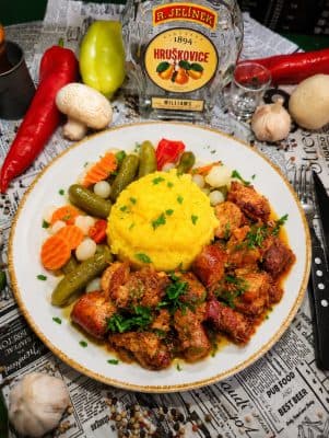Carne la garnita cu Mamaliga